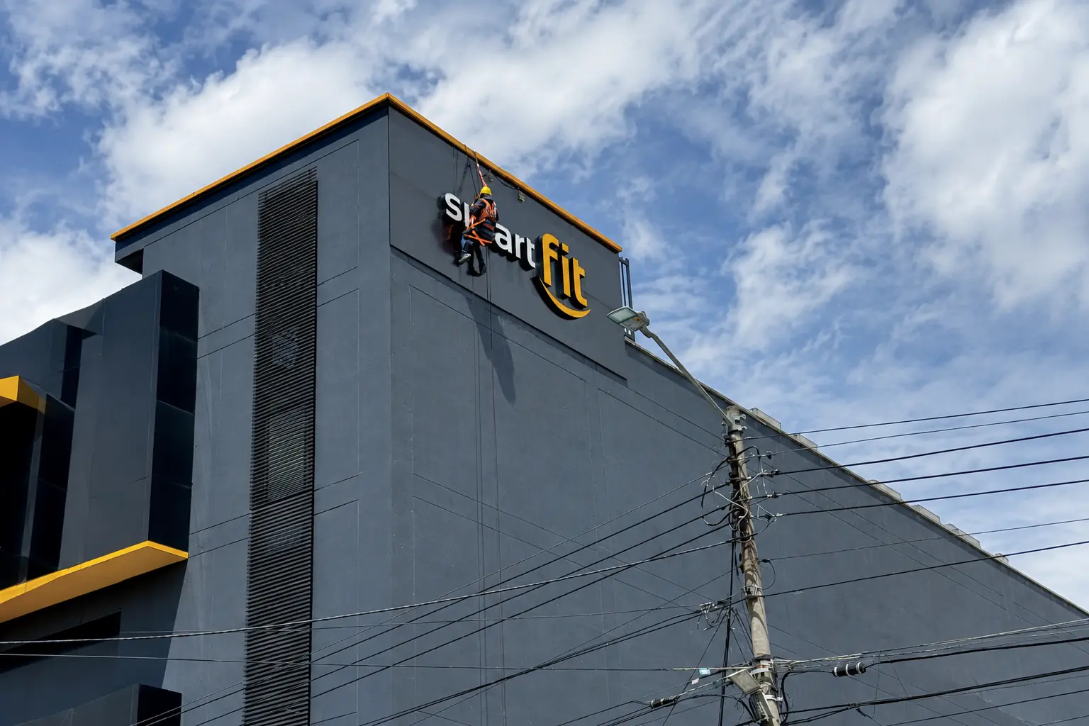 Mantenimiento de fachada y avisos — Medellín, realizado por DCS Ingeniería