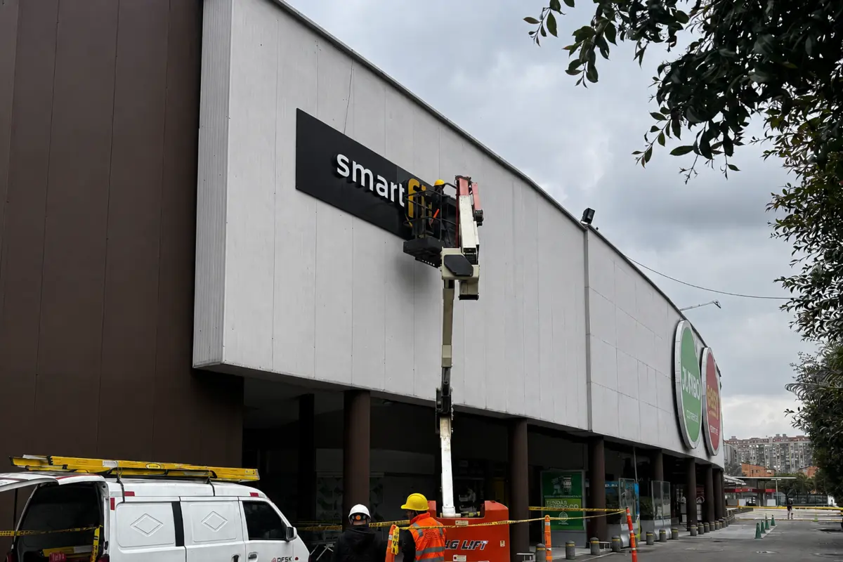 mantenimiento de avisos y fachadas para Smart Fit en Bogotá por DCS Ingeniería
